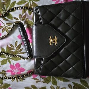 CHANEL Black Quilted Shoulder Bag with Gold Chain